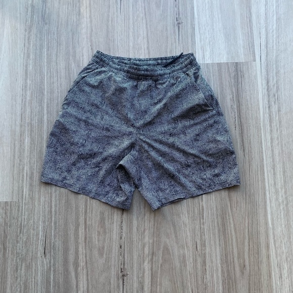 Mens 6 inch lined Lululemon workout shorts - Picture 2 of 3